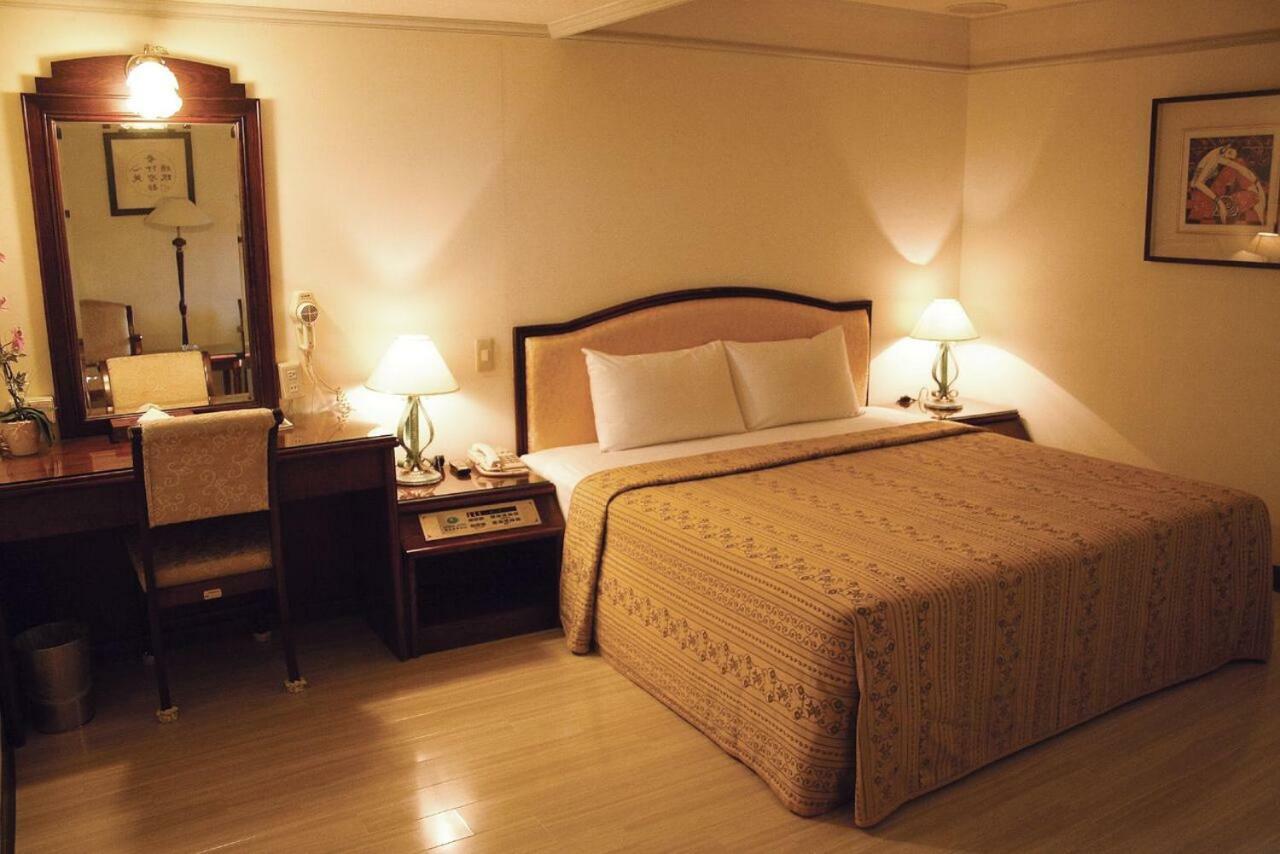 Athens Hotel Тайджун Екстериор снимка